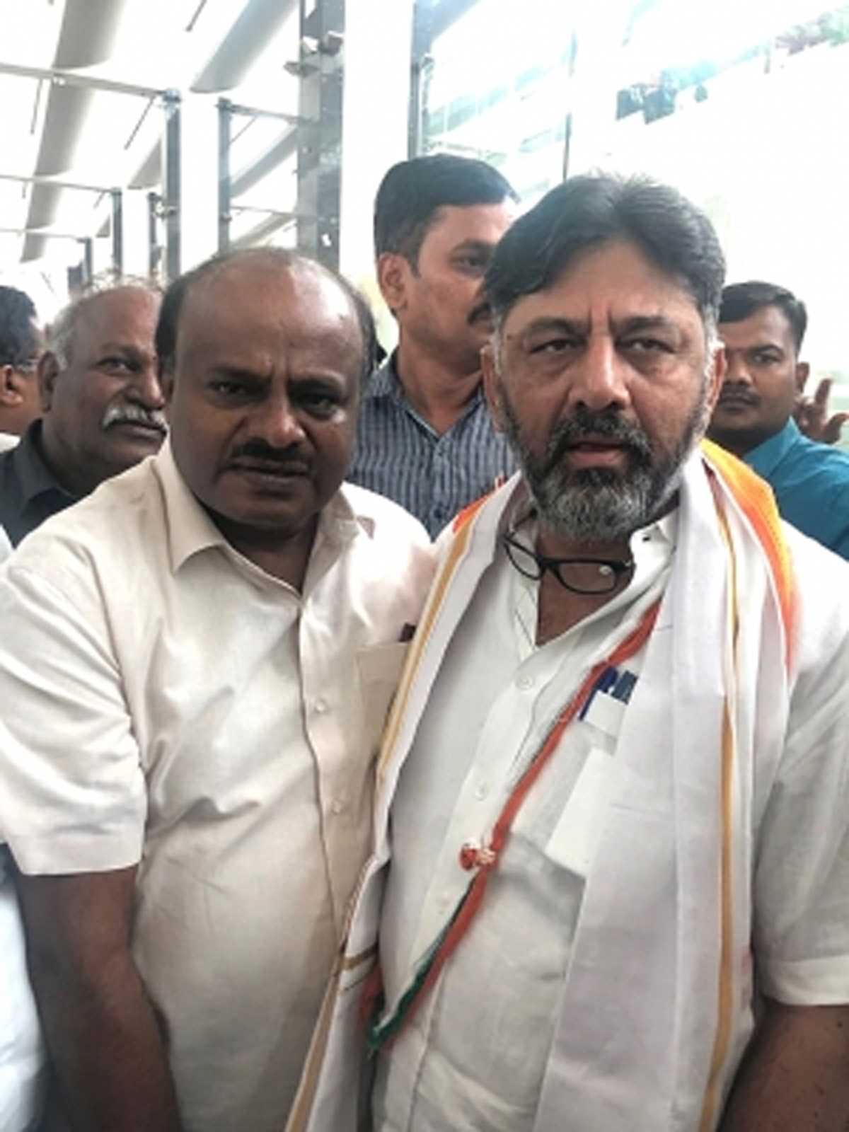 कर्नाटक में एचडीके बनाम डीकेएस की लड़ाई तेज, जद (एस) ने शिवकुमार को अतिक्रमणकारी बताया